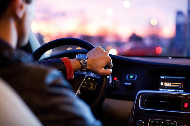Jakie akty prawne regulują czas pracy kierowców