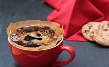 Co oczyszcza filtr węglowy?