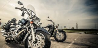 Czy można jeździć na motorze w słuchawkach?