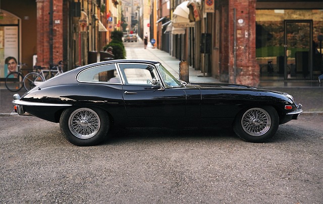Ile waży Jaguar XJ?