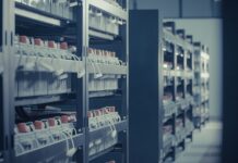 Jak długo wytrzymuje akumulator w przyczepie kempingowej?